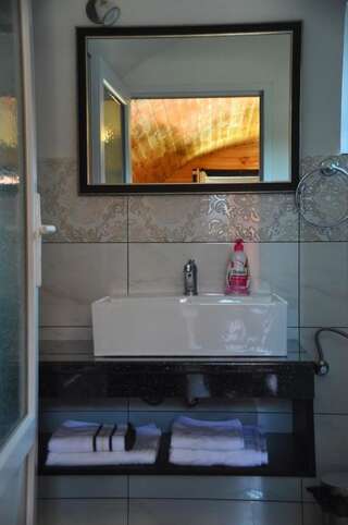 Гостевой дом Vila Adr Себеш Трехместный номер с ванной комнатой-1